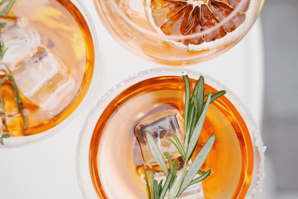 cocktail liqueur d'orange amère, eau et romarin