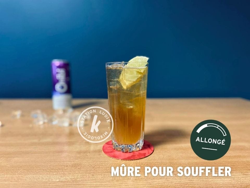 mocktail pétillant au thé noir, jus d'ananas et eau pétillante.